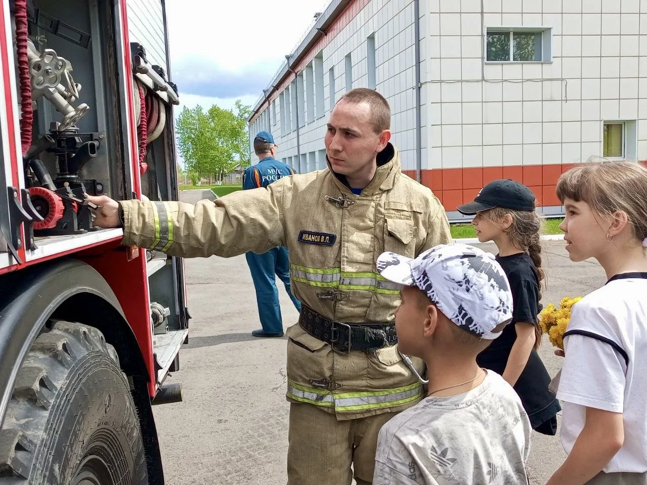 В гостях у ребят из лагеря «Родничок» побывали сотрудники МЧС!