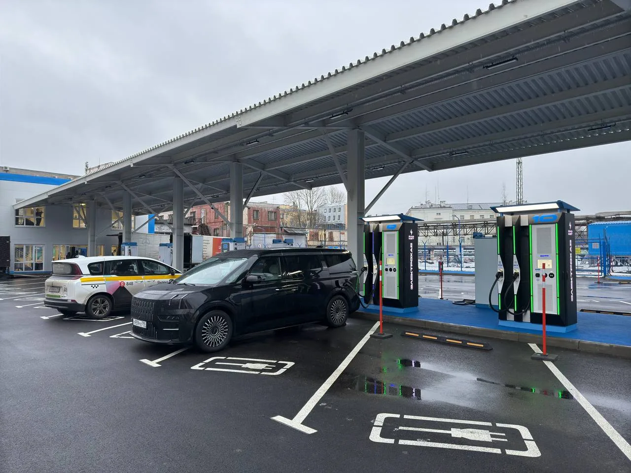 Петербург продлил льготы по транспортному налогу для электромобилей

Законодательное собрание Санкт-