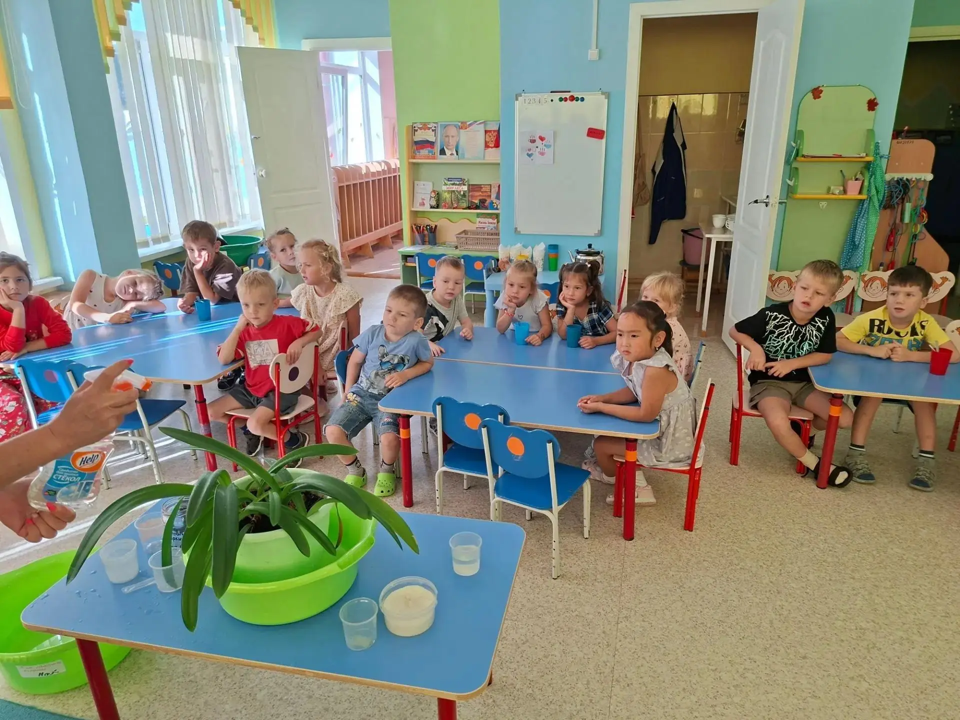 💧🌈 Опыты с водой в группе «Радуга»: маленькие исследователи за работой! 🔬✨
