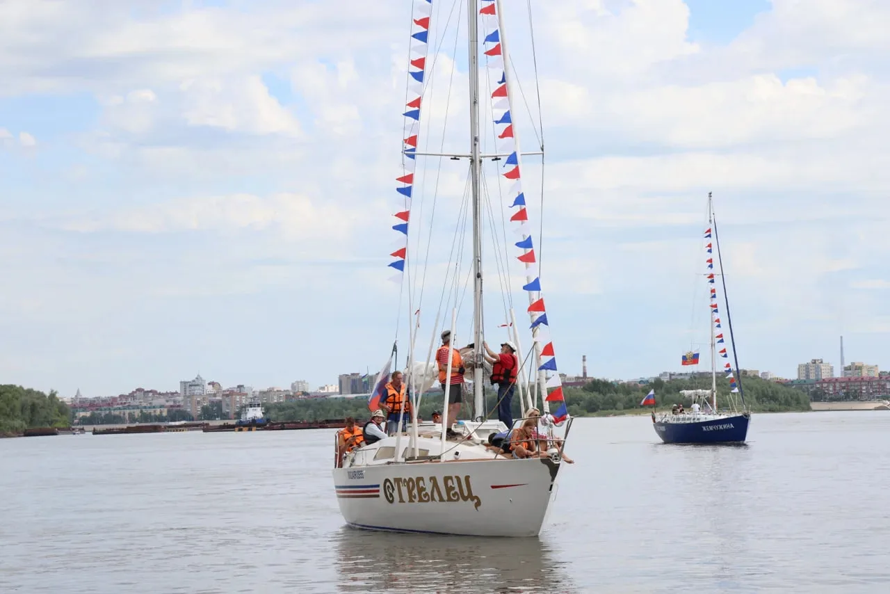 ⛵️В День России по Иртышу в Омске торжественно проплыли парусники, украшенные триколором.

Стартовав