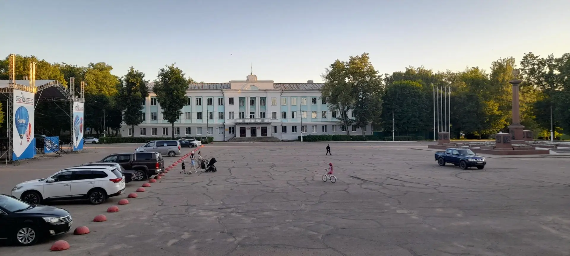 Традиционное опустевшее. Погода смеётся, наш админ грустит.