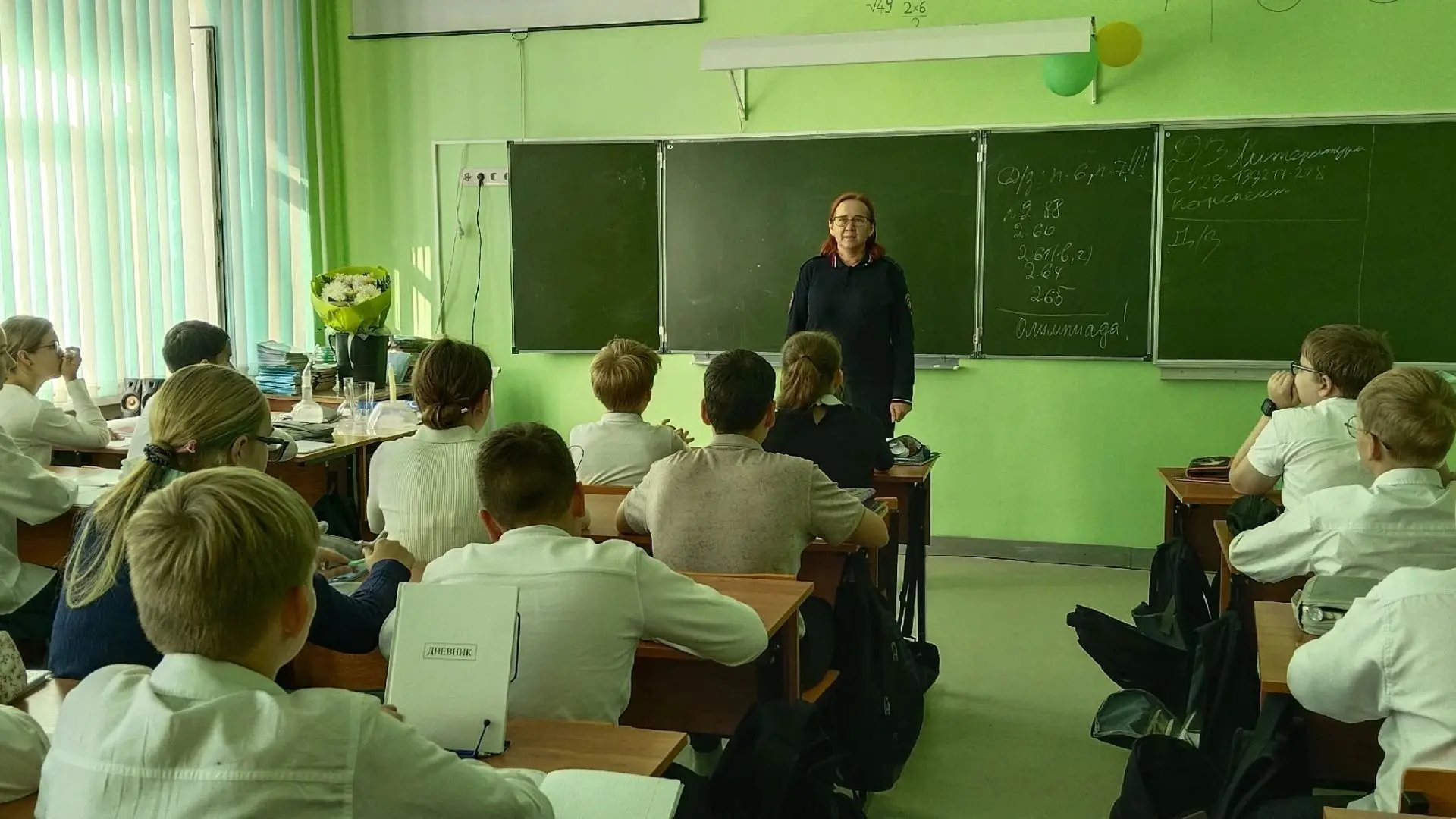 В рамках Федеральной недели безопасности инспектор полка ДПС младший лейтенант полиции ...