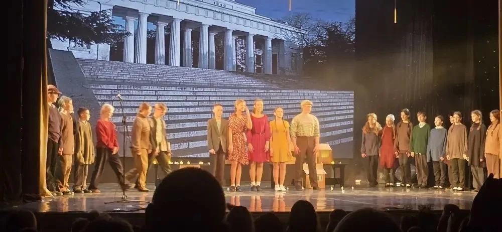 «Путешествие в прошлое: спектакль о детях военного Севастополя»  🏛️ Ученики 3-В класса посетили потр