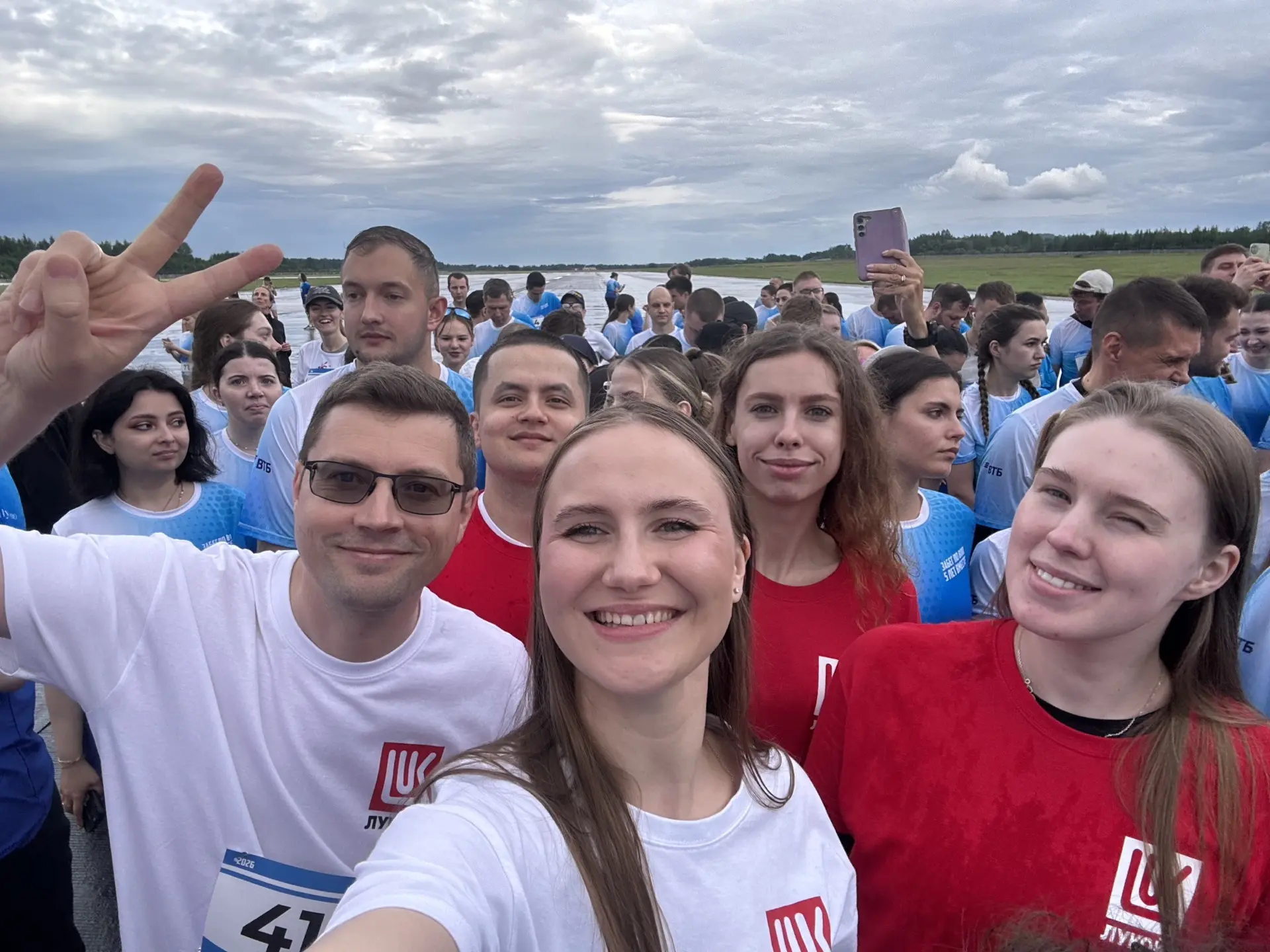 Впереди самолёта! ✈️

🏃‍♂️ До нас долетели фото недавнего забега по взлётно-посадочной полосе в аэр