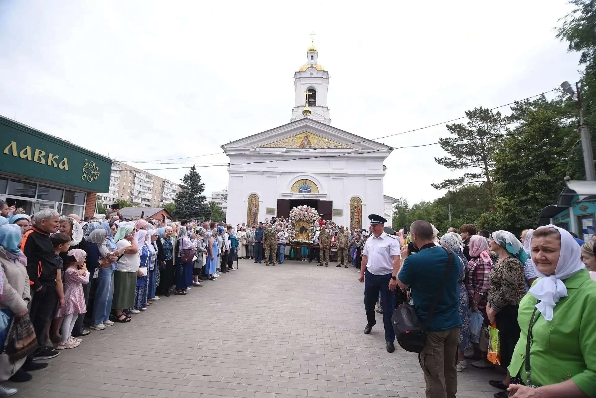 В этот День России в Оренбурге состоялся городской крестный ход с почитаемой Табынской ...