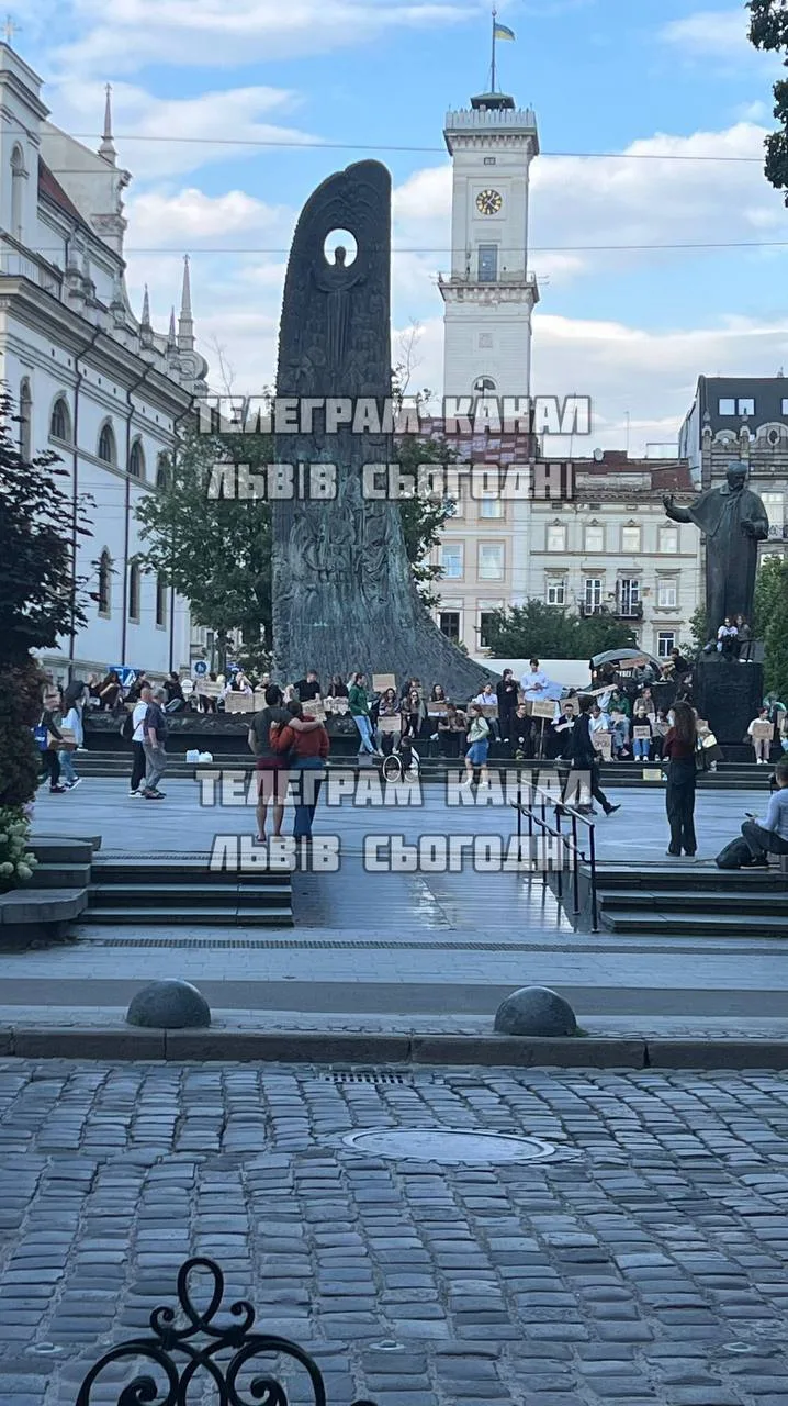 Картонный майдан все не расходится, требуют восстановить Федорова, однако количество пр...