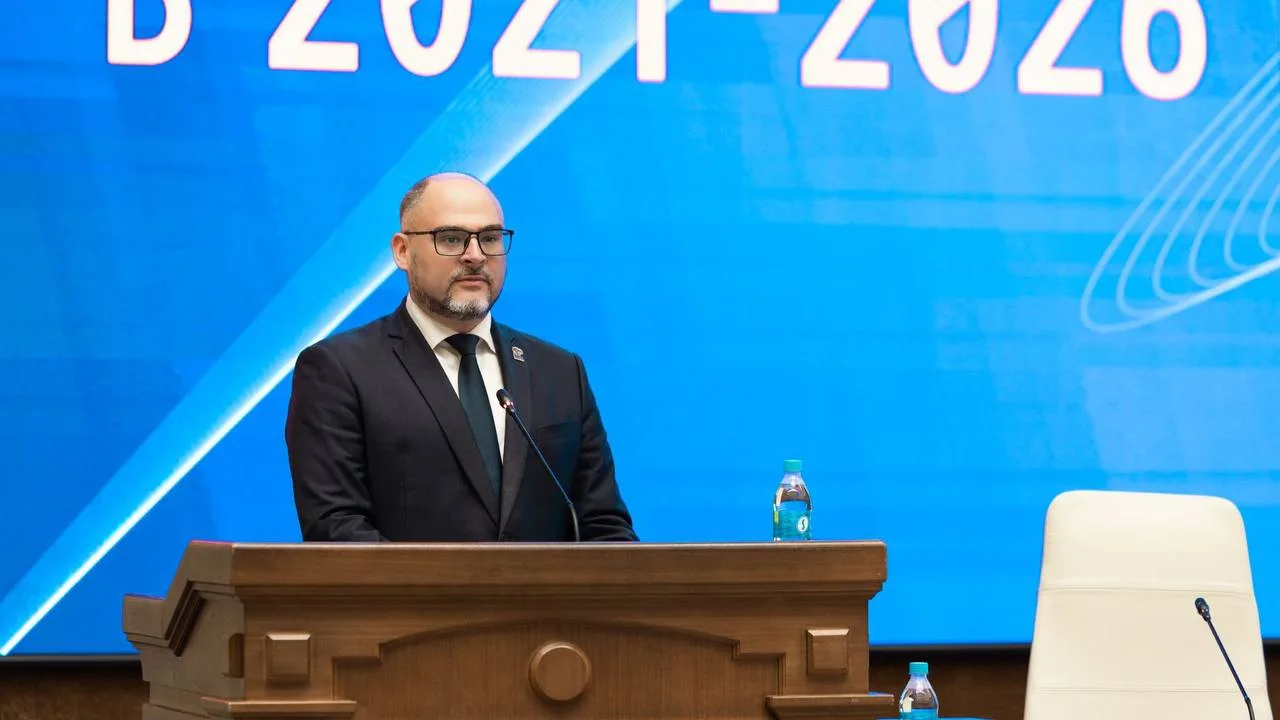 🗣 Новые дороги, трамваи и парки пообещал Шестаков Владивостоку в свой новый срок

Константин Шестак
