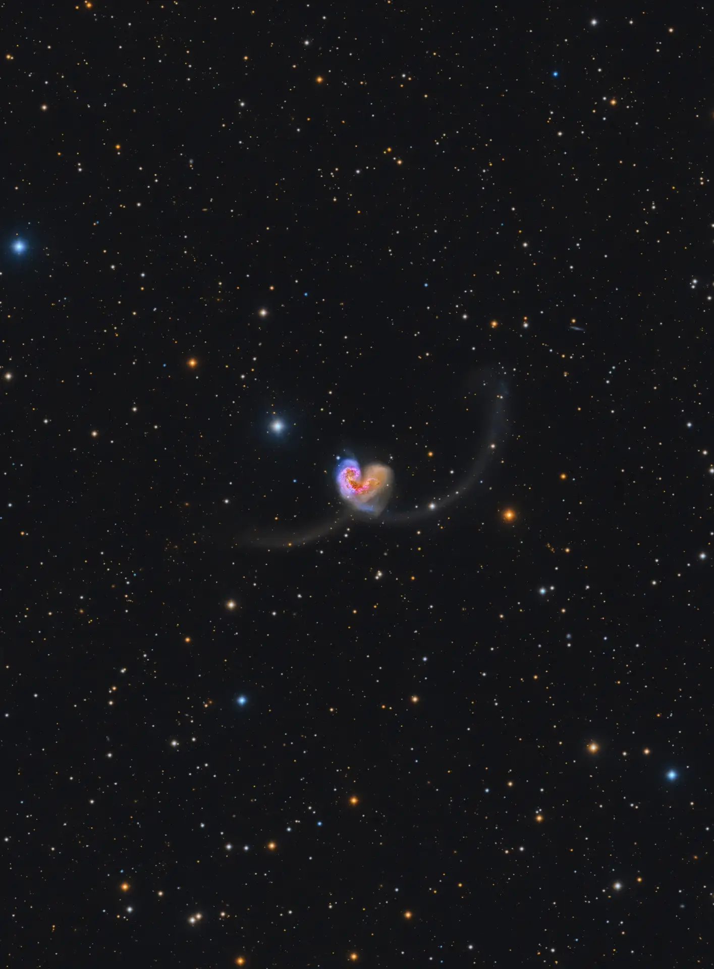 Cердце в космосе, образованное столкновением двух галактик – NGC 4038 и NGC 4039 до кот...