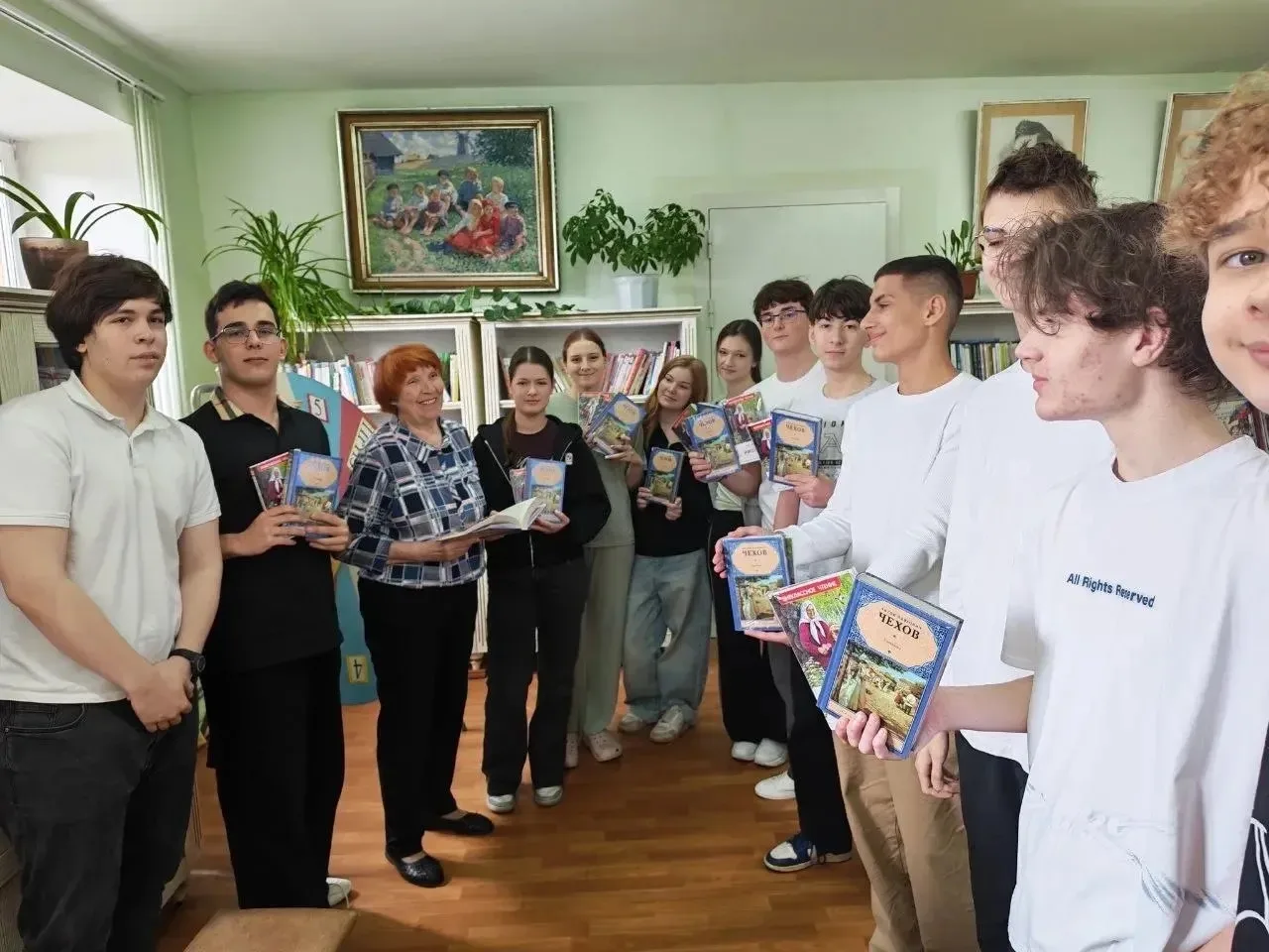 Подарок от выпускников. Классика и душевная теплота в библиотеке