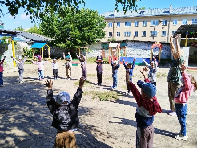 Каждое утро начинаем с зарядки! 🤸‍♂️

🌞Утро в нашем детском саду №62 начинается бодро и энергично!