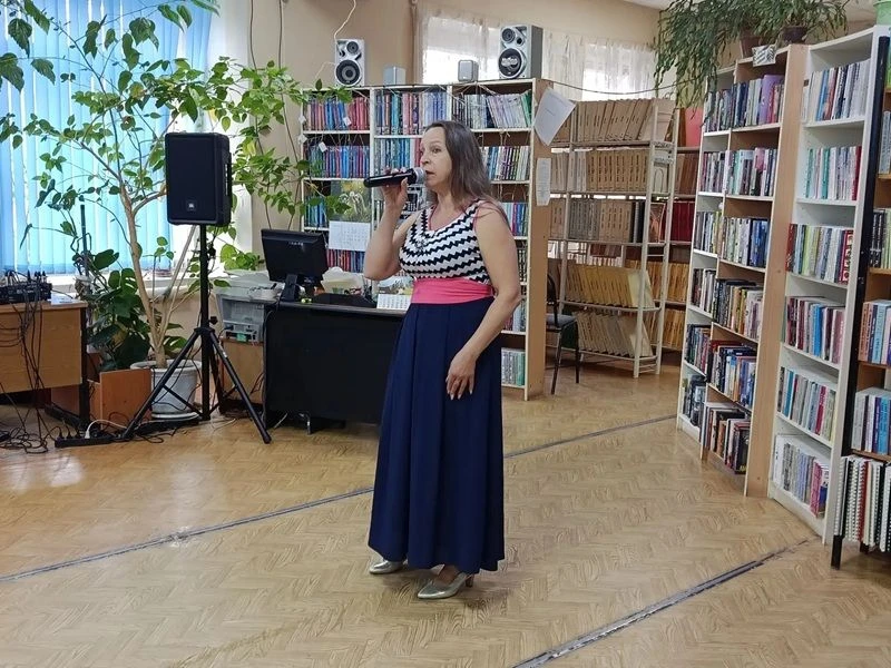 В тот страшный день земля рванула в небо,
От грохота застыла в жилах кровь.
Июнь цветастый сразу кан