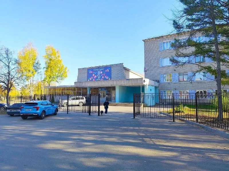 Территорию детской школы искусств обнесли ограждением.