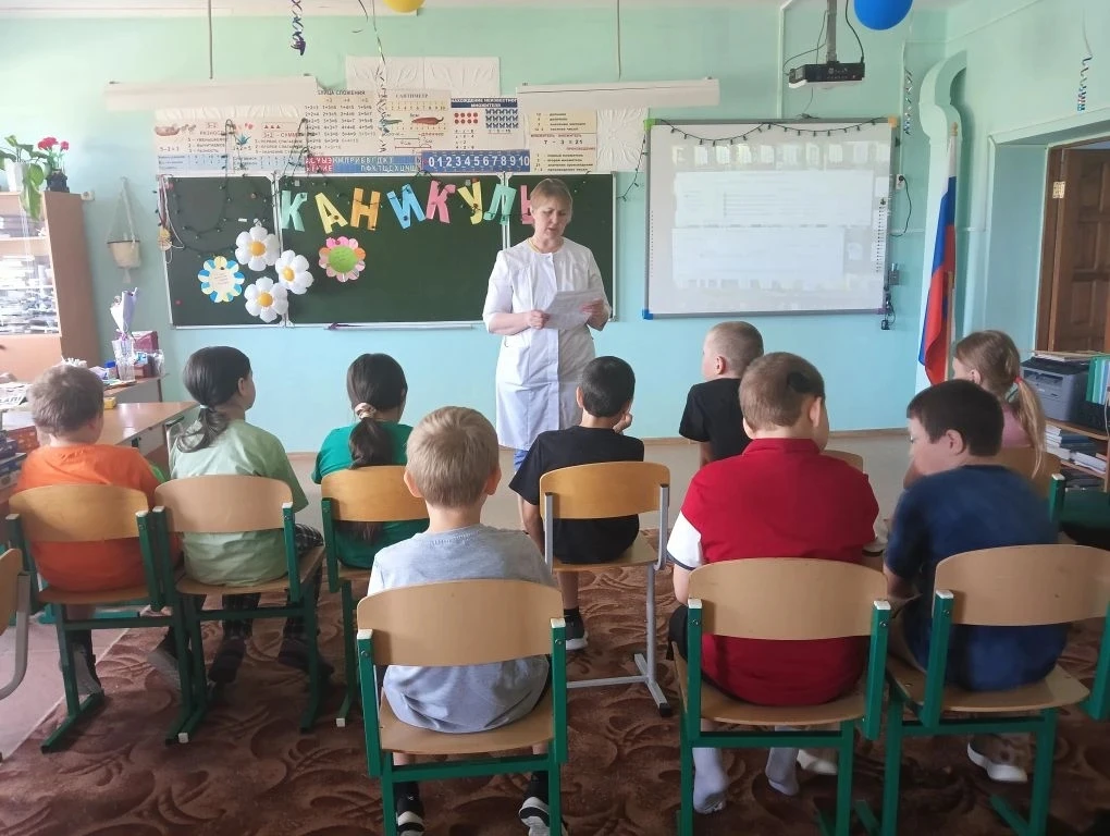 Медицинская сестра Ключникова Лариса Ивановна для детей, посещающих лагерь с дневным пр...