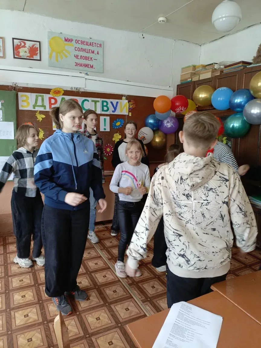 🌞В нашу школу пришло лето,а вместе с ним-открытие пришкольного лагеря"Родничок".                   