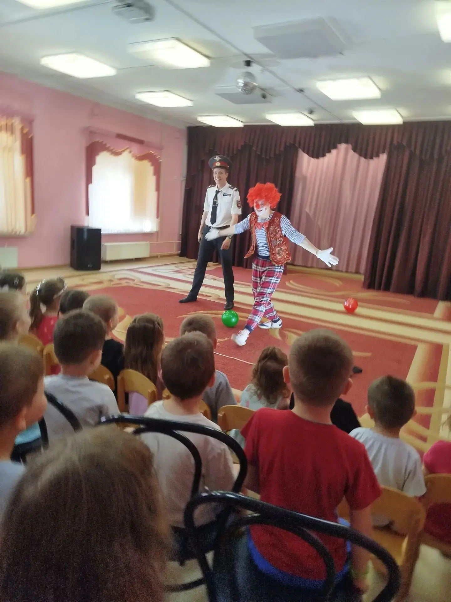 Сегодня к нам в гости приезжал Театр «Сказка» с потрясающим спектаклем про правила дорожного движени
