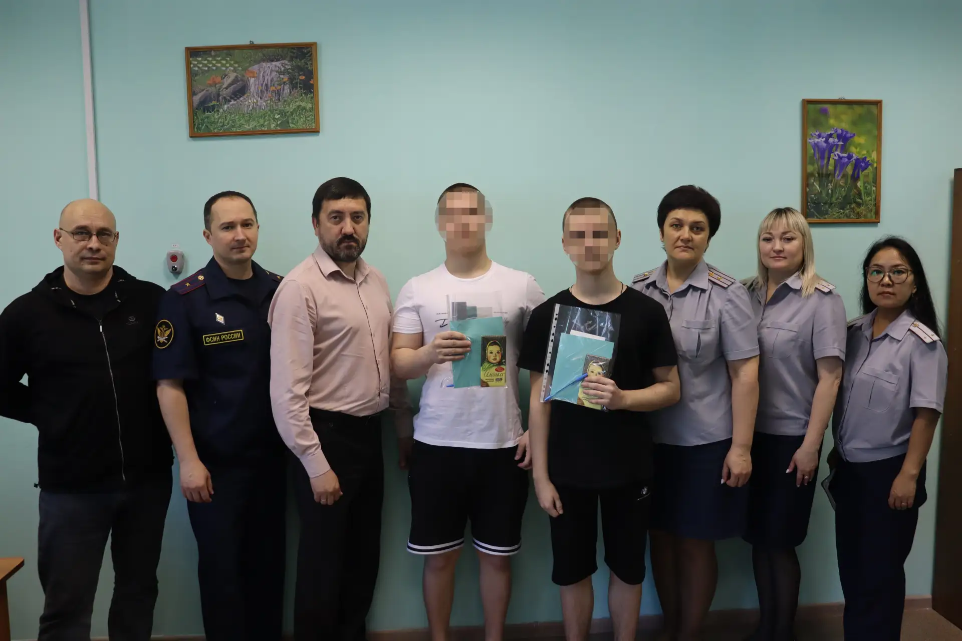 Сотрудники СИЗО-1 и представитель детского омбудсмена Республики Хакасия поздравили нес...