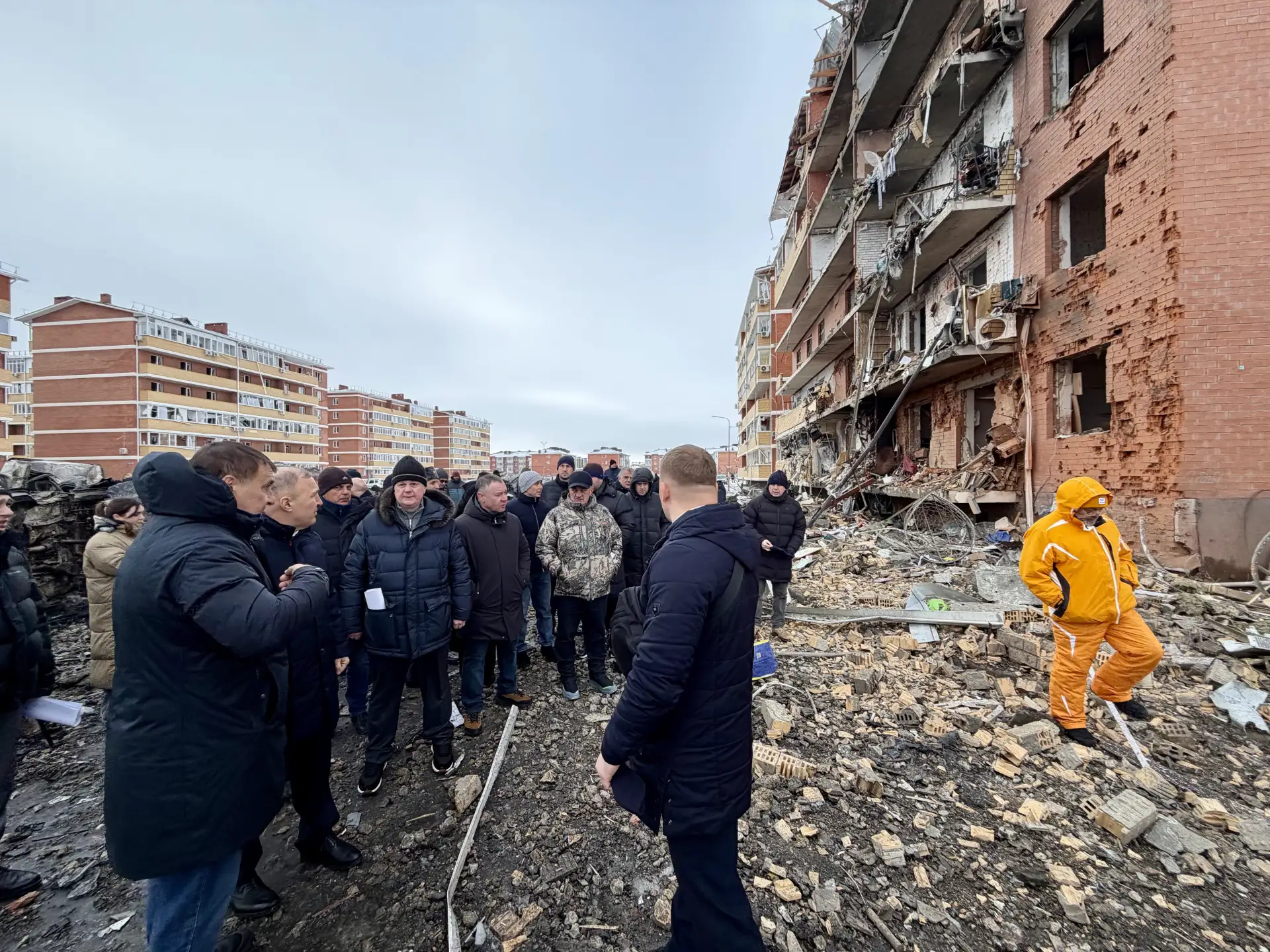Утром, сразу по возвращении из командировки в Москву, лично выехал на место происшестви...