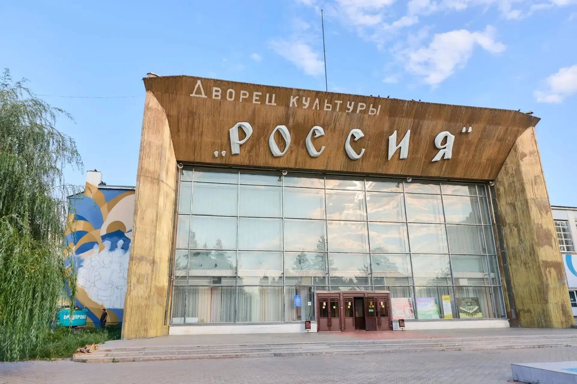 Хоровод народов оживает на фасаде: в Оренбурге создают мурал для фестиваля «ФормАРТ»

Работу на фаса