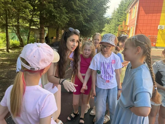 🤗 Не просто каникулы, а школа добра!

 В летнем лагере Центра «Мост» прошло настоящее приключение —