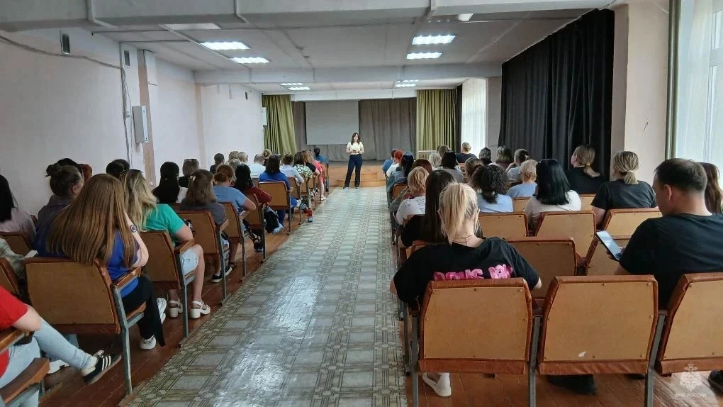 В школе  № 12 города Артёмовский прошло родительское собрание, приуроченное к началу летних каникул 