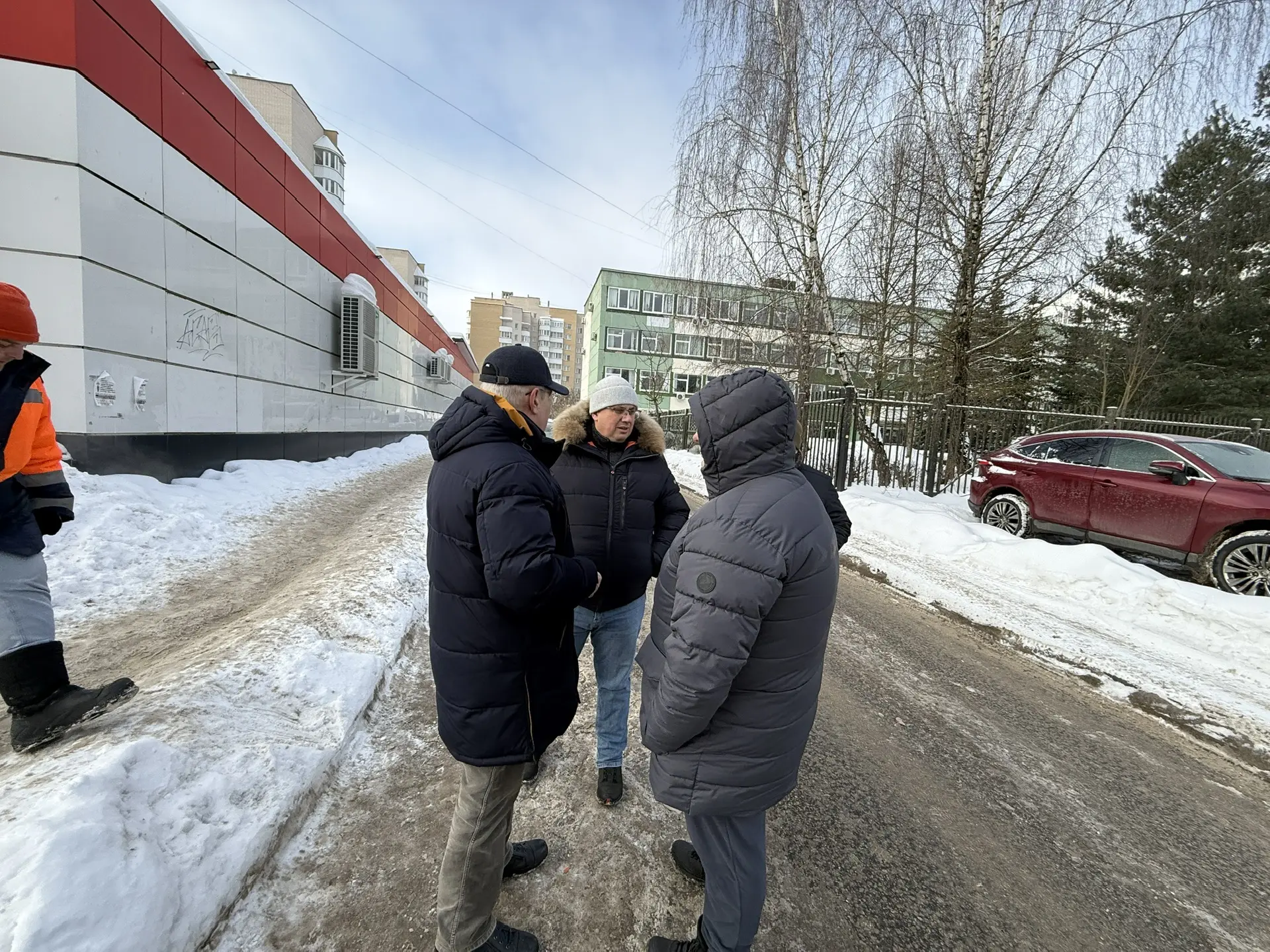 Во время объезда приехал на аварийный участок на улице Кловской, 23А. Здесь из-за прорыва водопровод