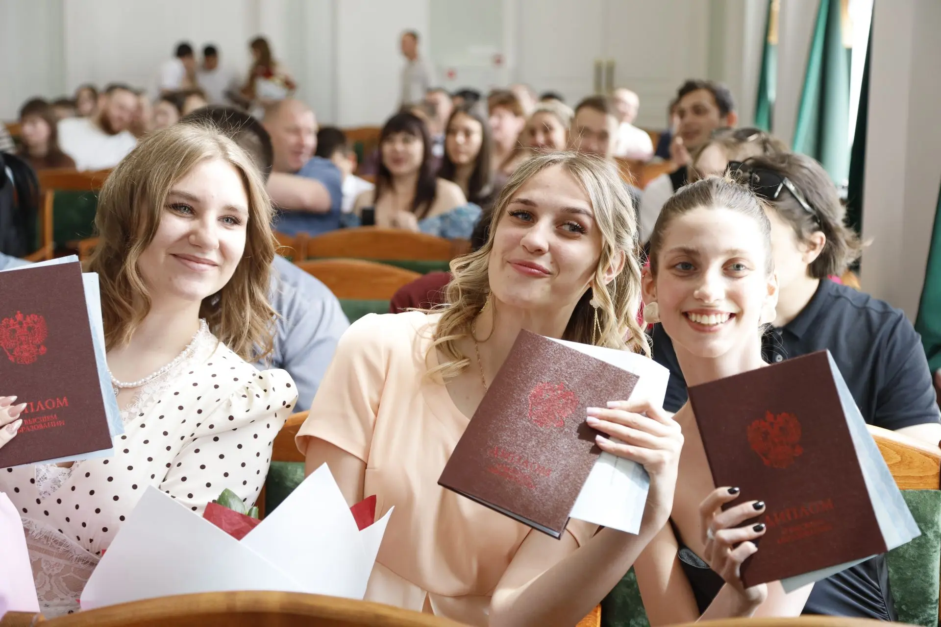 🎓 Выпускной факультета прикладной экономики и управления: в добрый путь, выпускники!