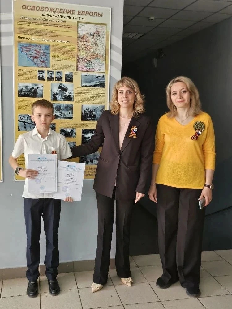 В преддверии великого праздника Дня Победы в нашей школе прошел ежегодный «Смотр строя и песни». 9 м
