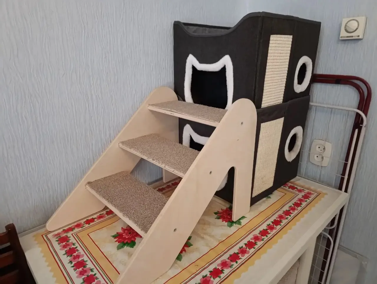 Отдам домики для кошек (3 шт.) и лесенки для пожилых животных (2шт.) 89284050788
