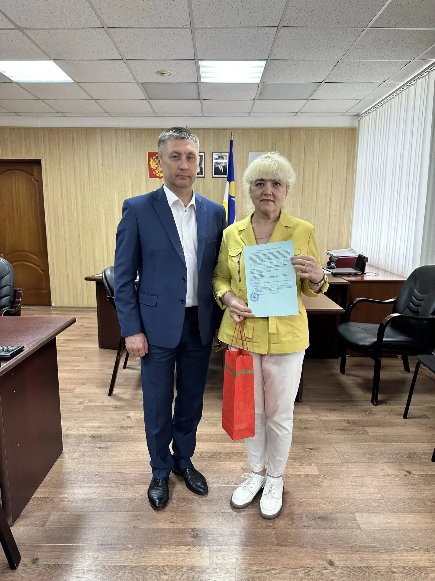 🏡 Глава города Олег Котов вручил жилищный сертификат

17 июня в торжественной обстановке глава горо
