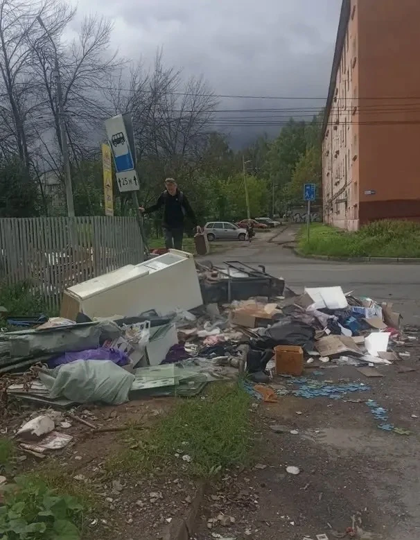 Остановка улица Павлова. Выход пассажиров — прямо в мусорку…