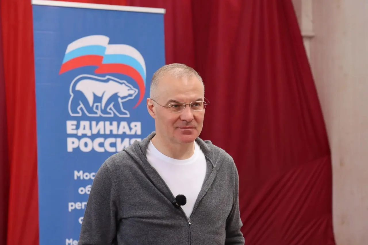 🤝 В Михнево прошла встреча жителей с депутатом Госдумы Александром Коганом  В Михневском парке состо