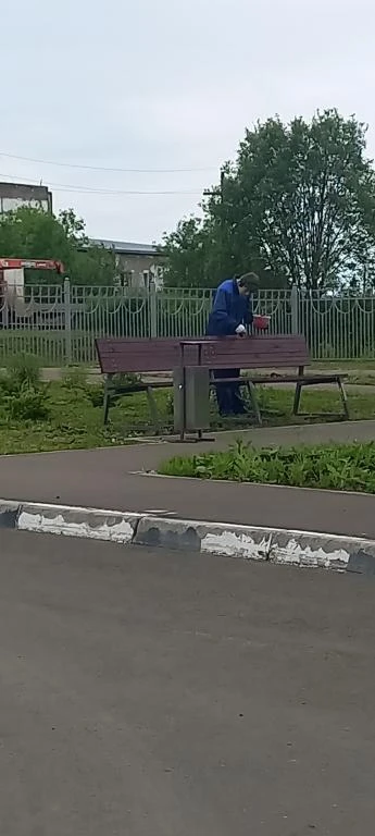 Сегодня жители нашего дома стали свидетелями прекрасного поступка – к нам пришли молодые труженики и