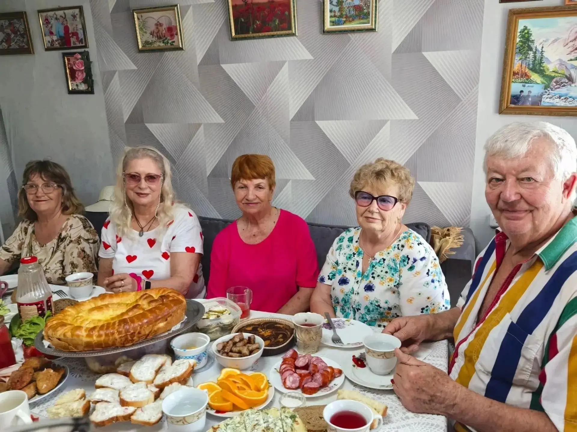 🏠 Хорошие соседи – надёжные друзья!
В отделении срочного социального обслуживания "Апанасенковского