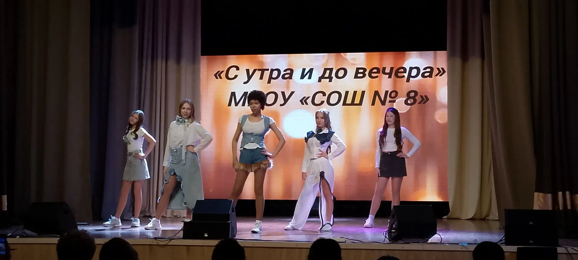 27 марта во Дворце детского (юношеского) творчества коллективы ДДТ № 1 и СЮТ № 2 провел...