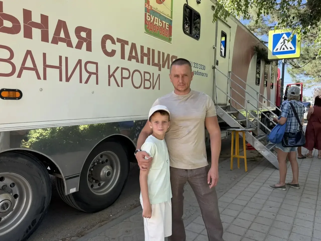 Сегодня с раннего утра в хуторе Ленина был установлен мобильный пункт переливания крови...