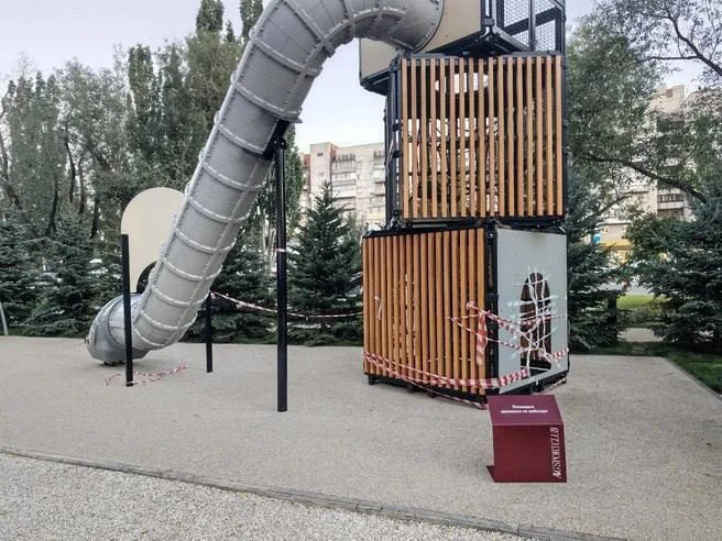 В сквере «Сердце Омска» спустя месяц после открытия сломалась горка.