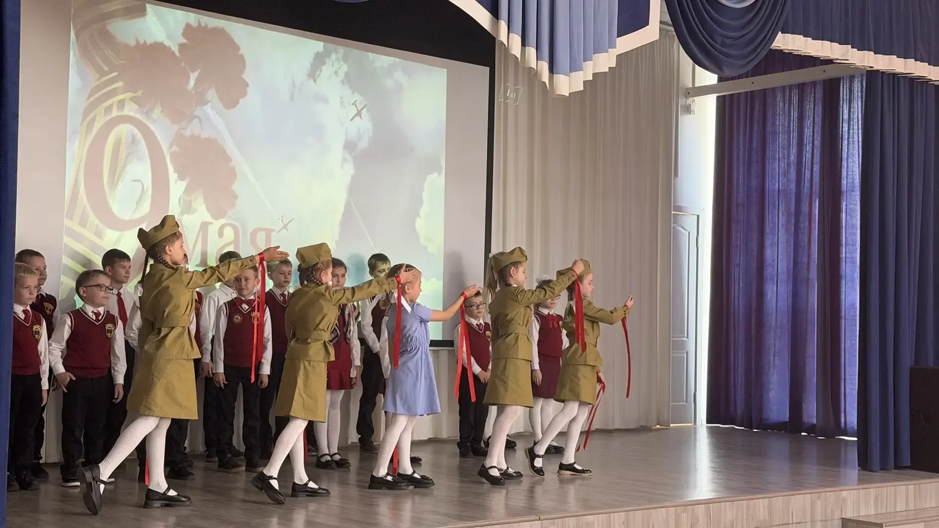 В преддверии 9 Мая ученики начальной школы приняли участие в акции «Классика Победы», посвящённой 81