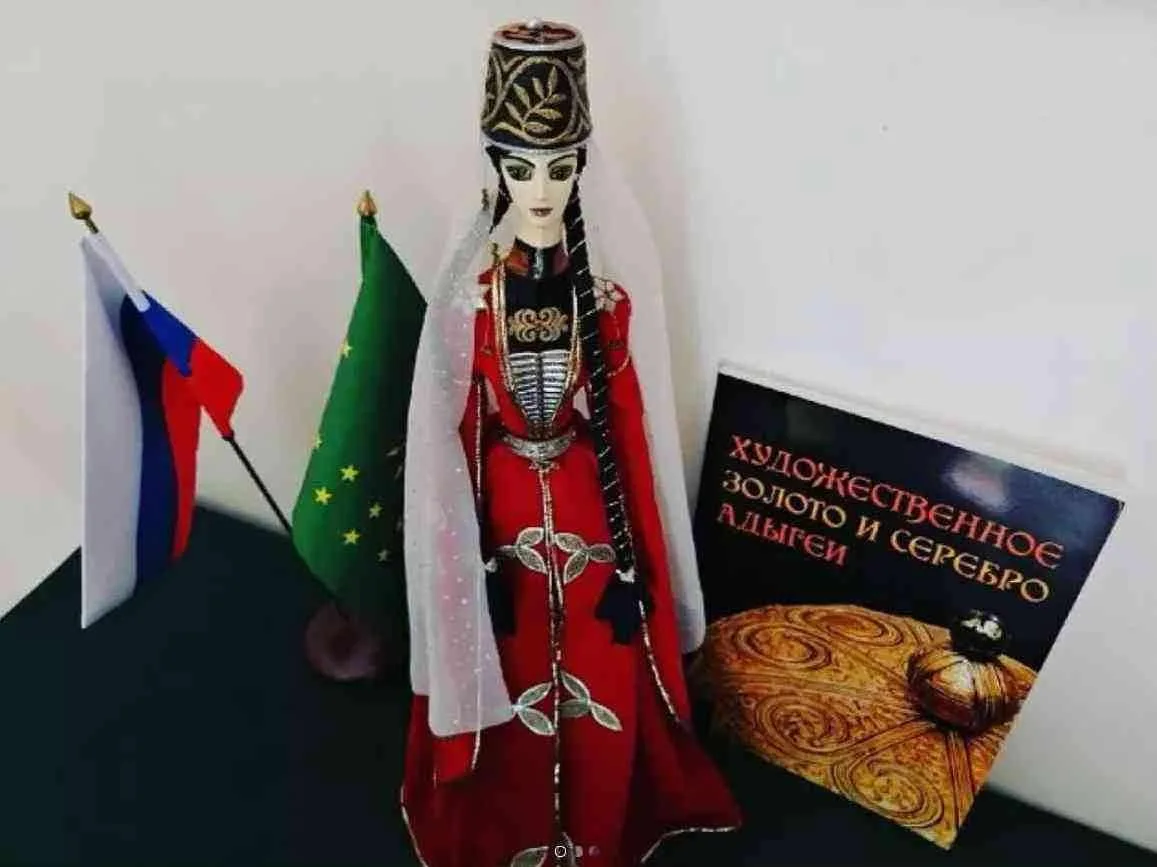 Впервые в письменных источниках о золотом шитье адыгов упоминает арабский путешественник Масуди в X 