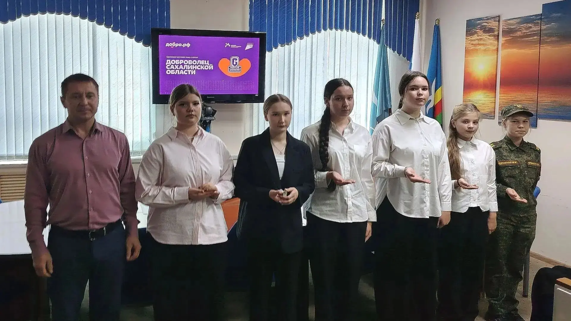 🎖 Вчера в администрации Охинского округа чествовали юных волонтёров — учащихся школы №...