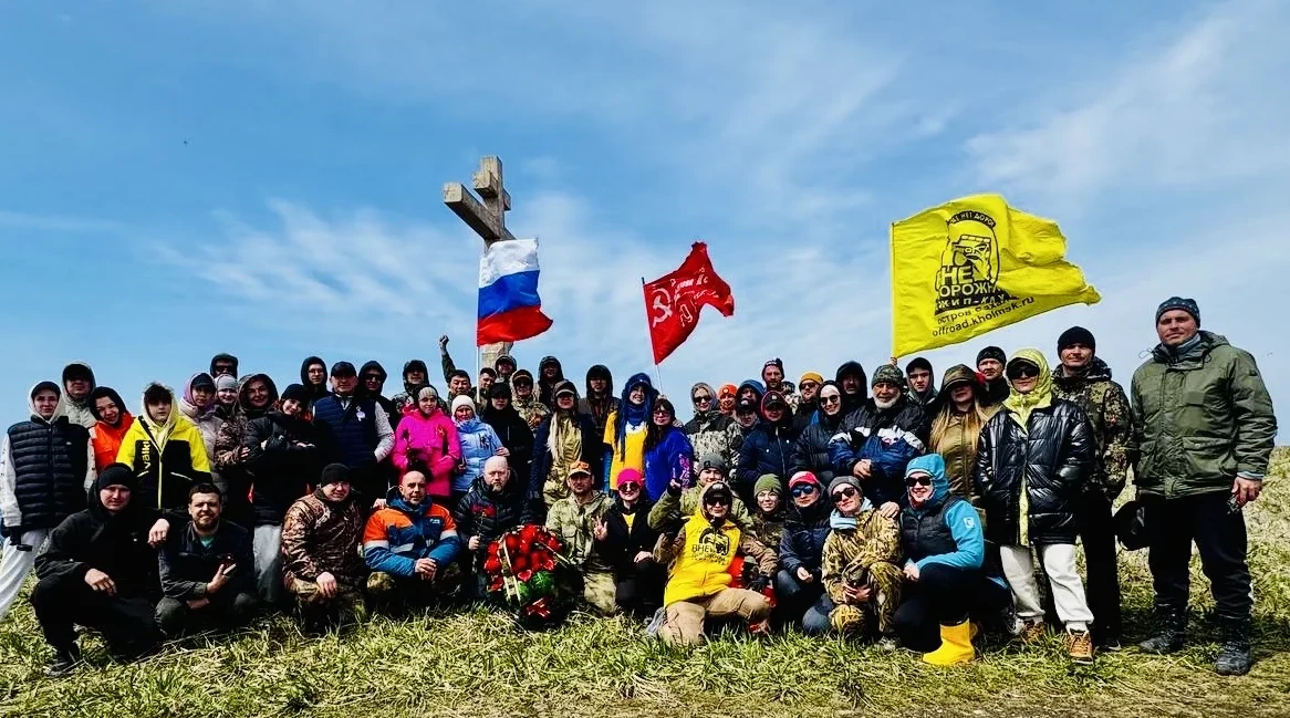 Сборники стихов поэта СВО Юрия Волка (Вологодского) «Огонь достанет до небес» вручены а...