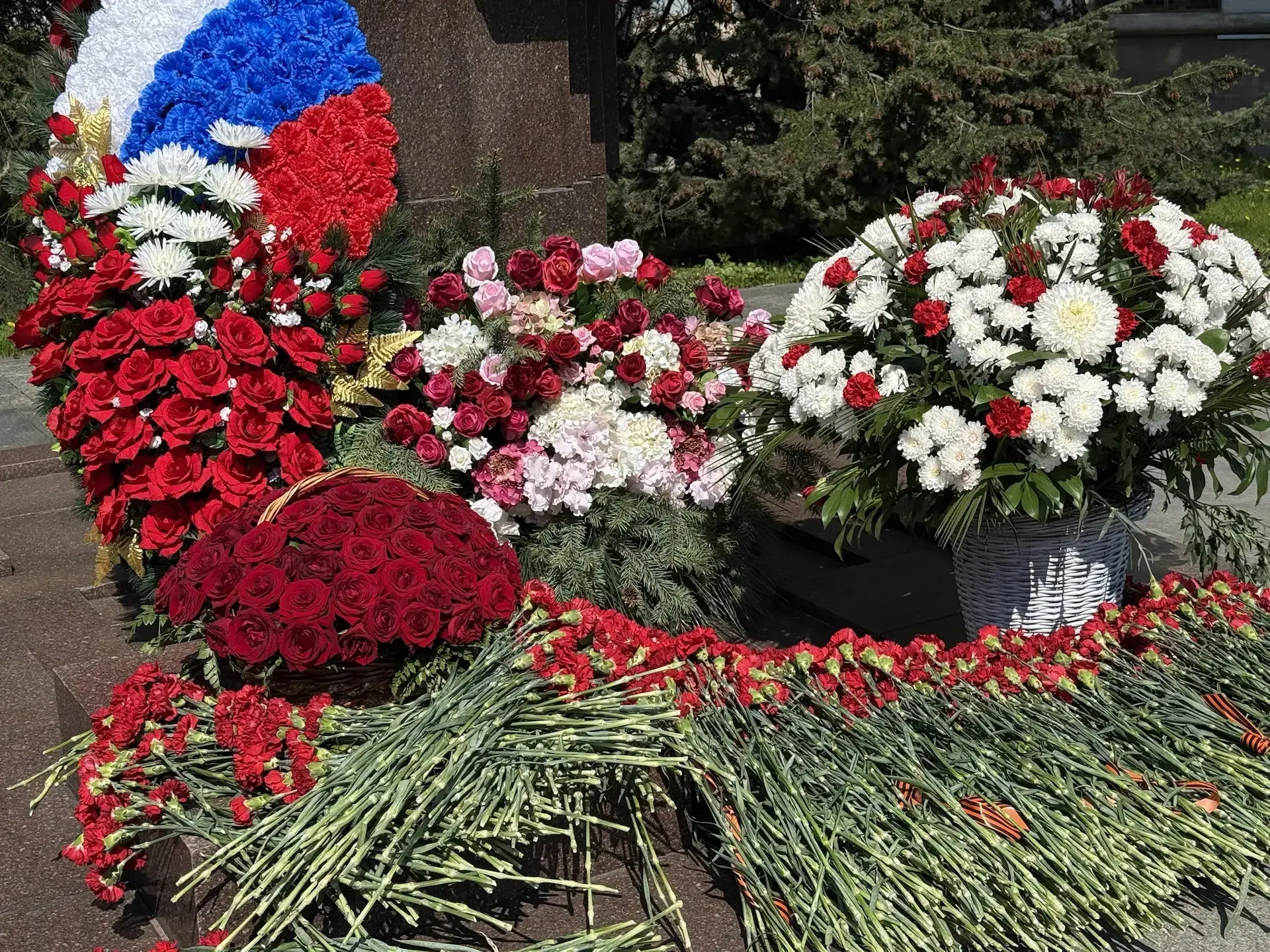 🌺 Красные гвоздики  ❤ Сегодня прошло возложение цветов к памятнику работников центральных профсоюзны