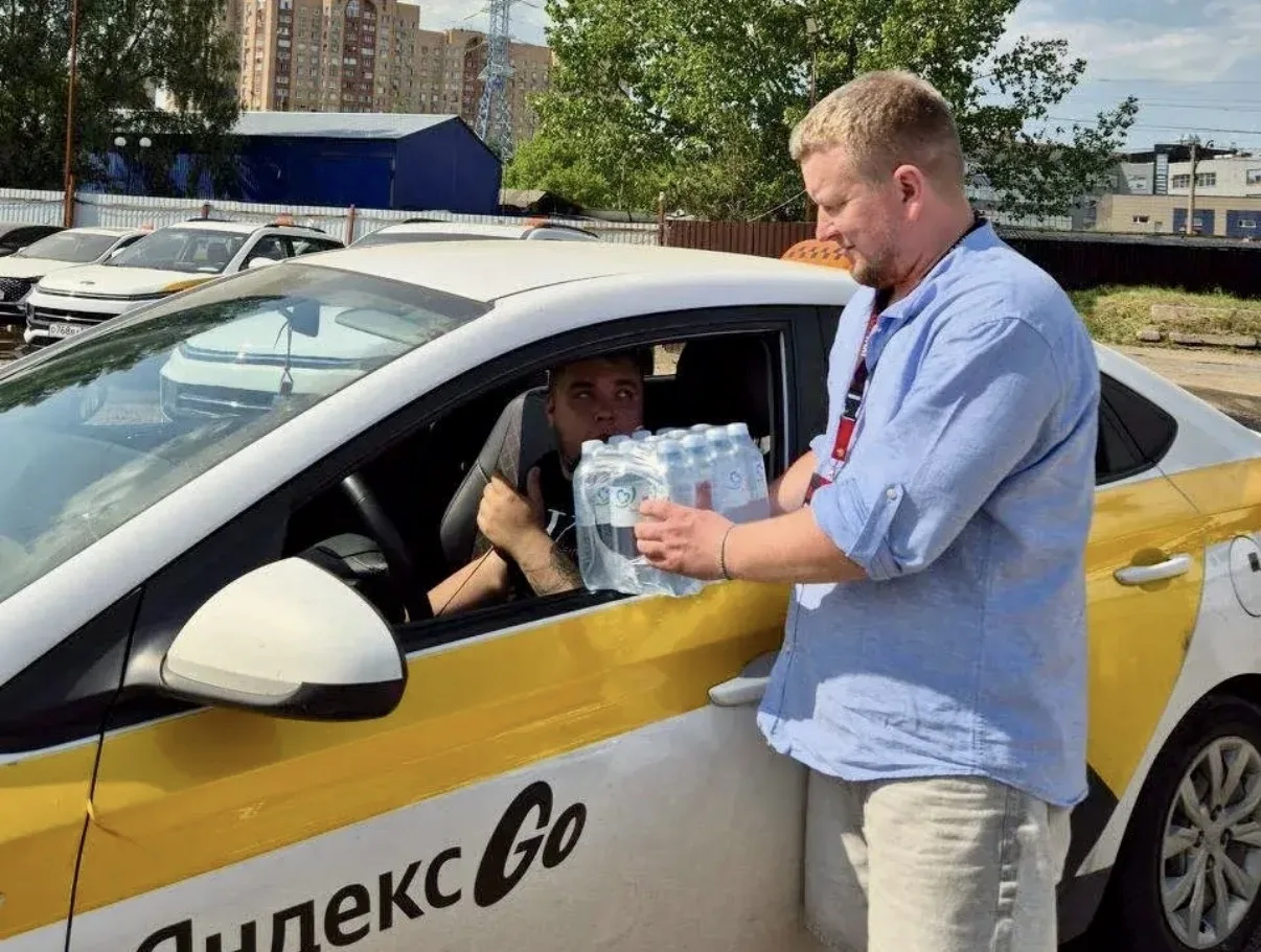 ☀️ Синоптики обещают, что аномальная жара скоро спадет!  💦 А пока перевозчики общественного транспор