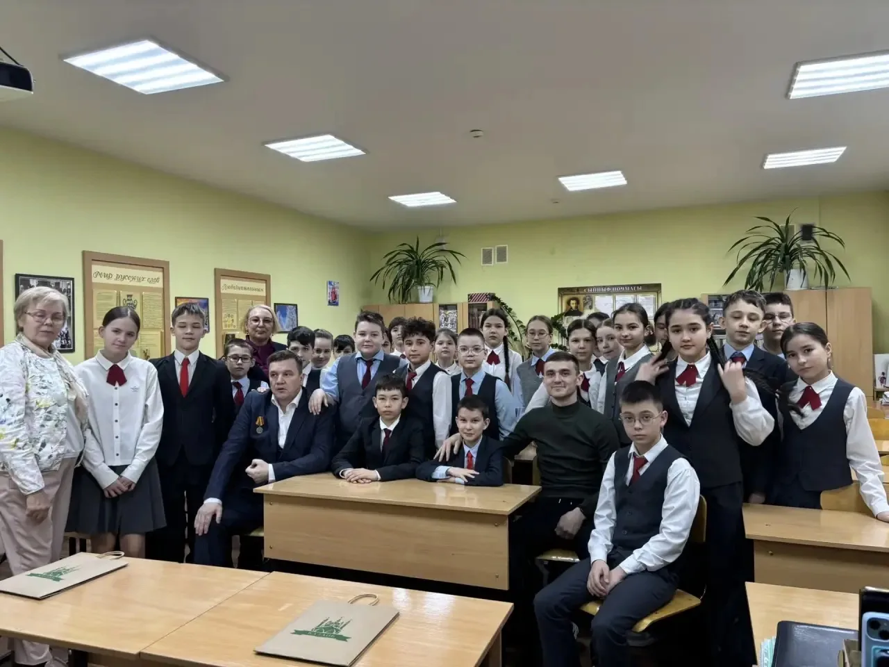 В рамках патриотического воспитания 27 апреля в 5 В классе состоялась встреча с ветеранами-гвардейца