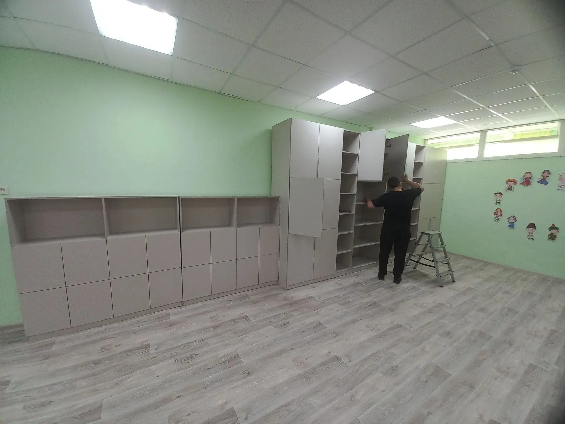 🛠 Готовимся к новому учебному году: установка нового шкафа в музыкальном зале