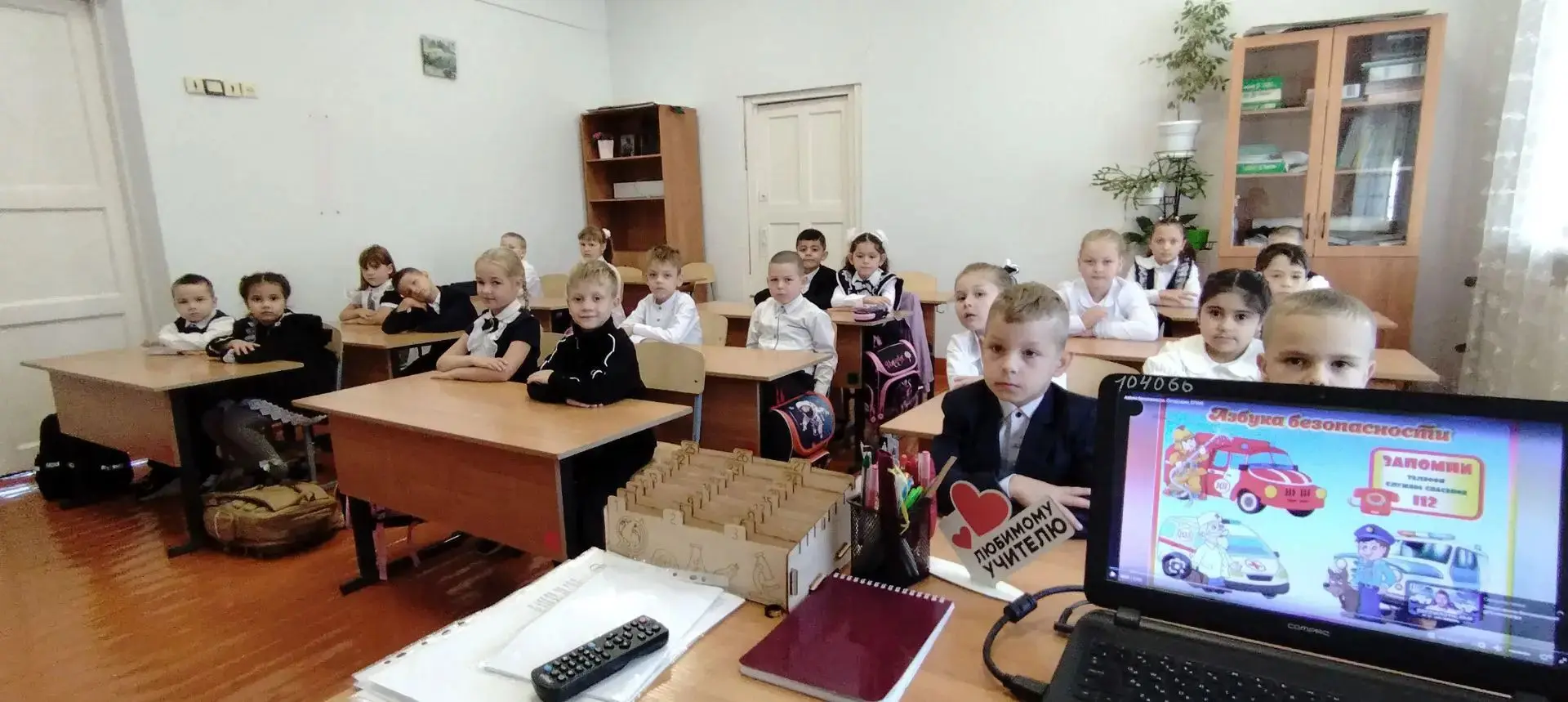 В 1 классе прошёл важный и очень нужный урок — инструктаж по технике безопасности. Для ...