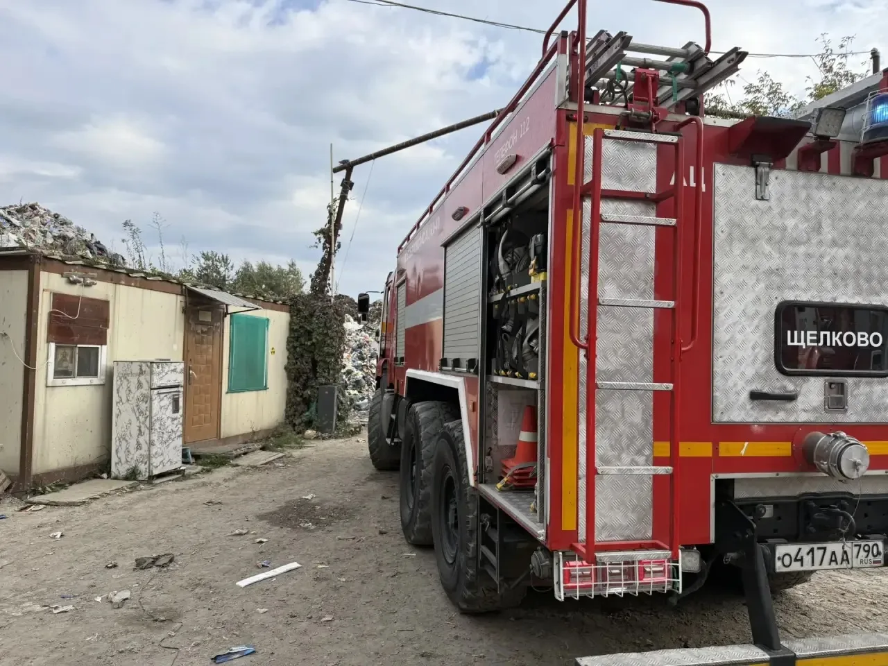 ⚡️ На улице Заречной продолжается тушение пожара в здании рядом с мусоросортировочной п...