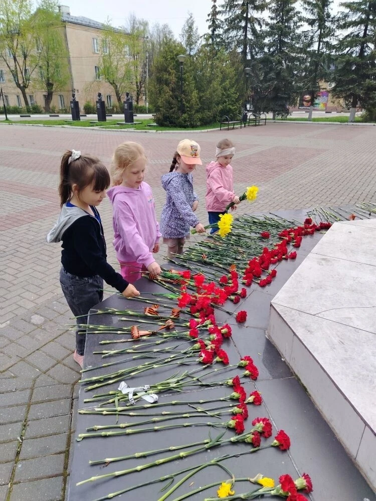 6 мая воспитанники старшей группы посетили  Монумент Славы. Дошколята возложили цветы, ...
