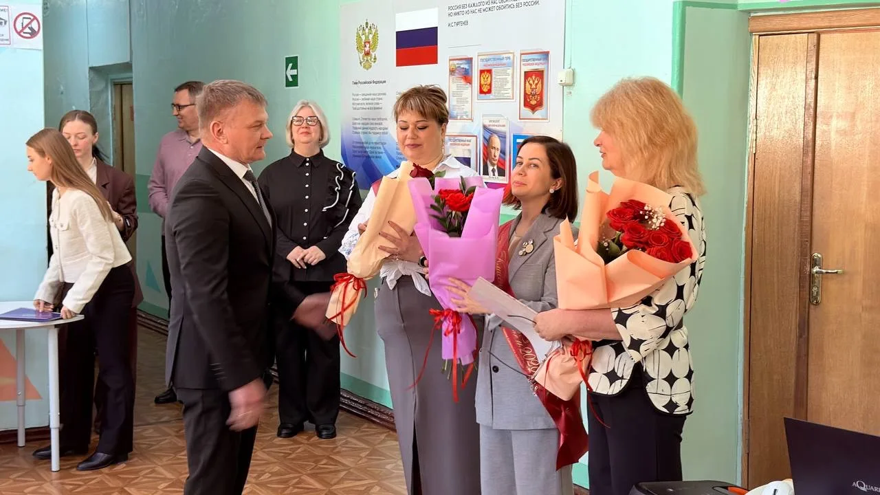 В МАОУ «Гимназия № 13 имени Героя РФ И. Кабанова» состоялась торжественная линейка для одиннадцатикл