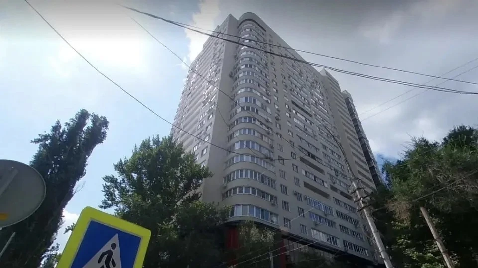 Сегодня в центре Саратова с высотного здания упал молодой человек