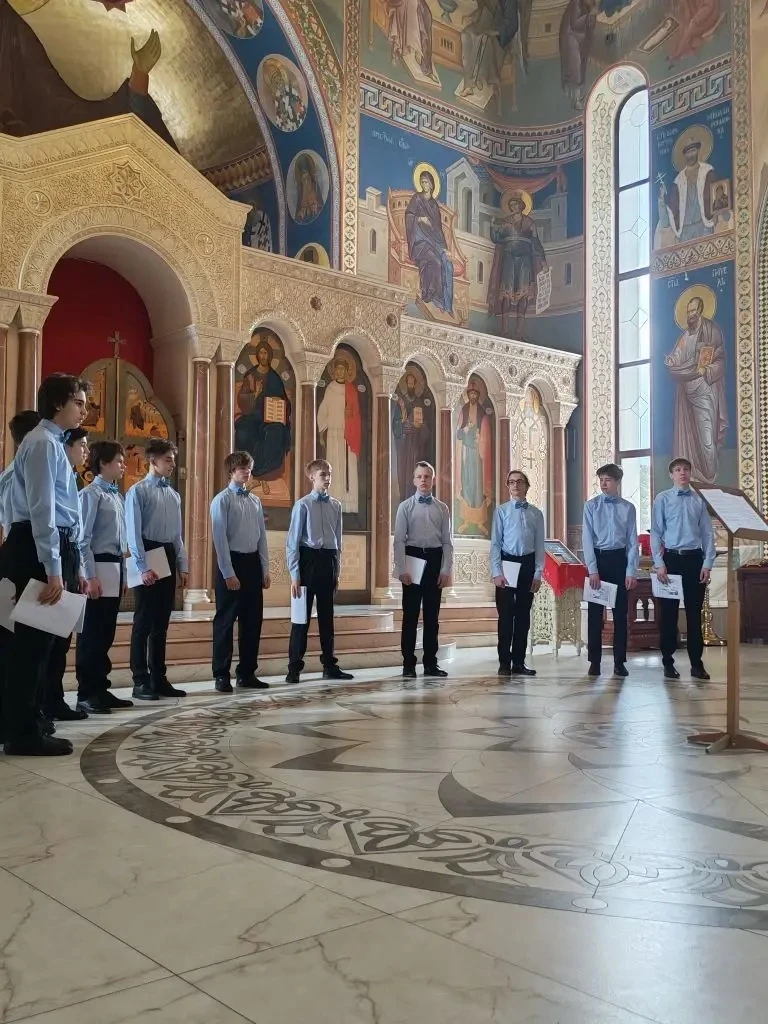 В Неделю святых жен-мироносиц в Петропавловском храме города Шелехова прошел концерт старшей группы 